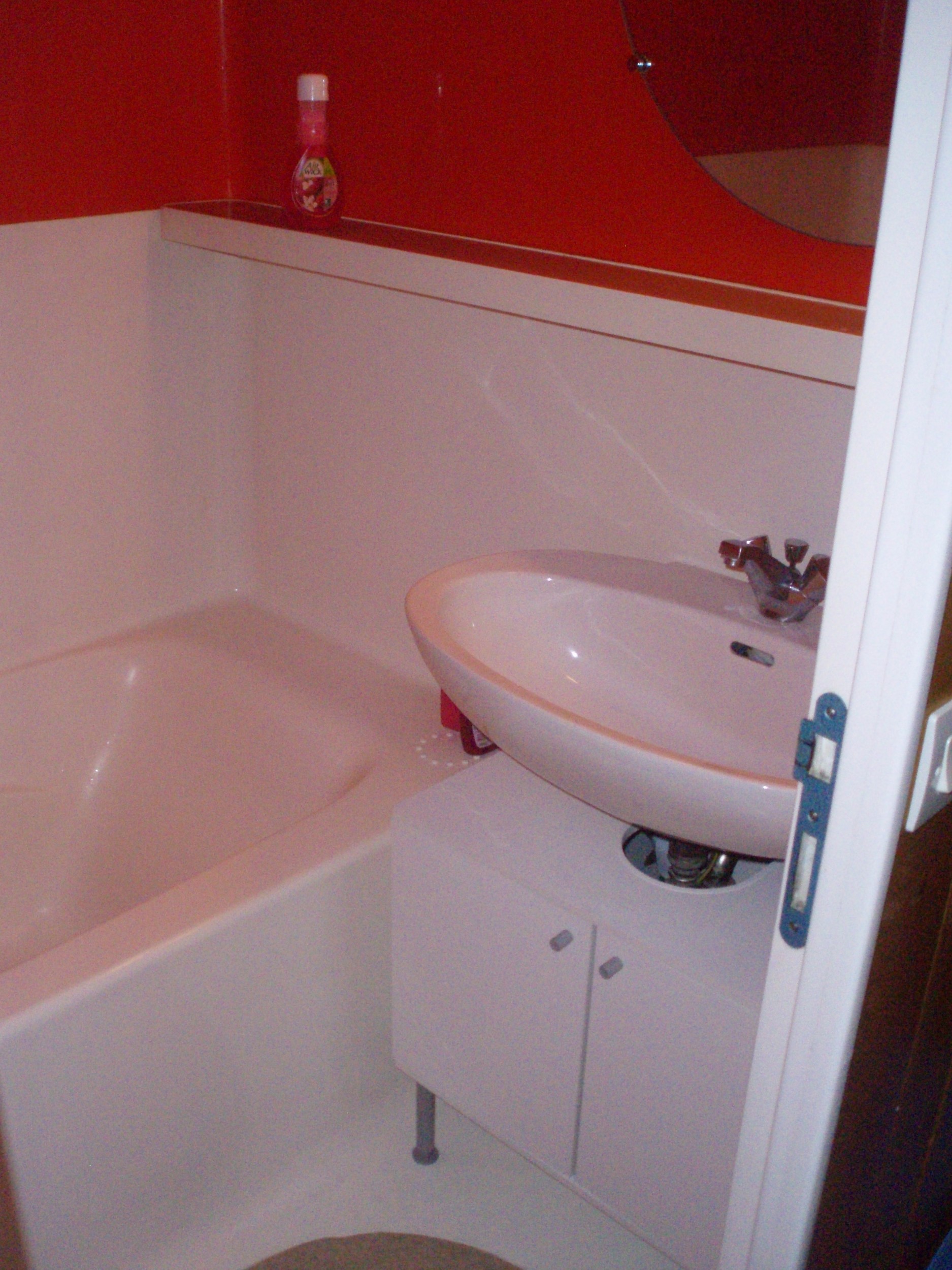Photo salle d`eau wc et grande baignoire (design charlotte perriand))